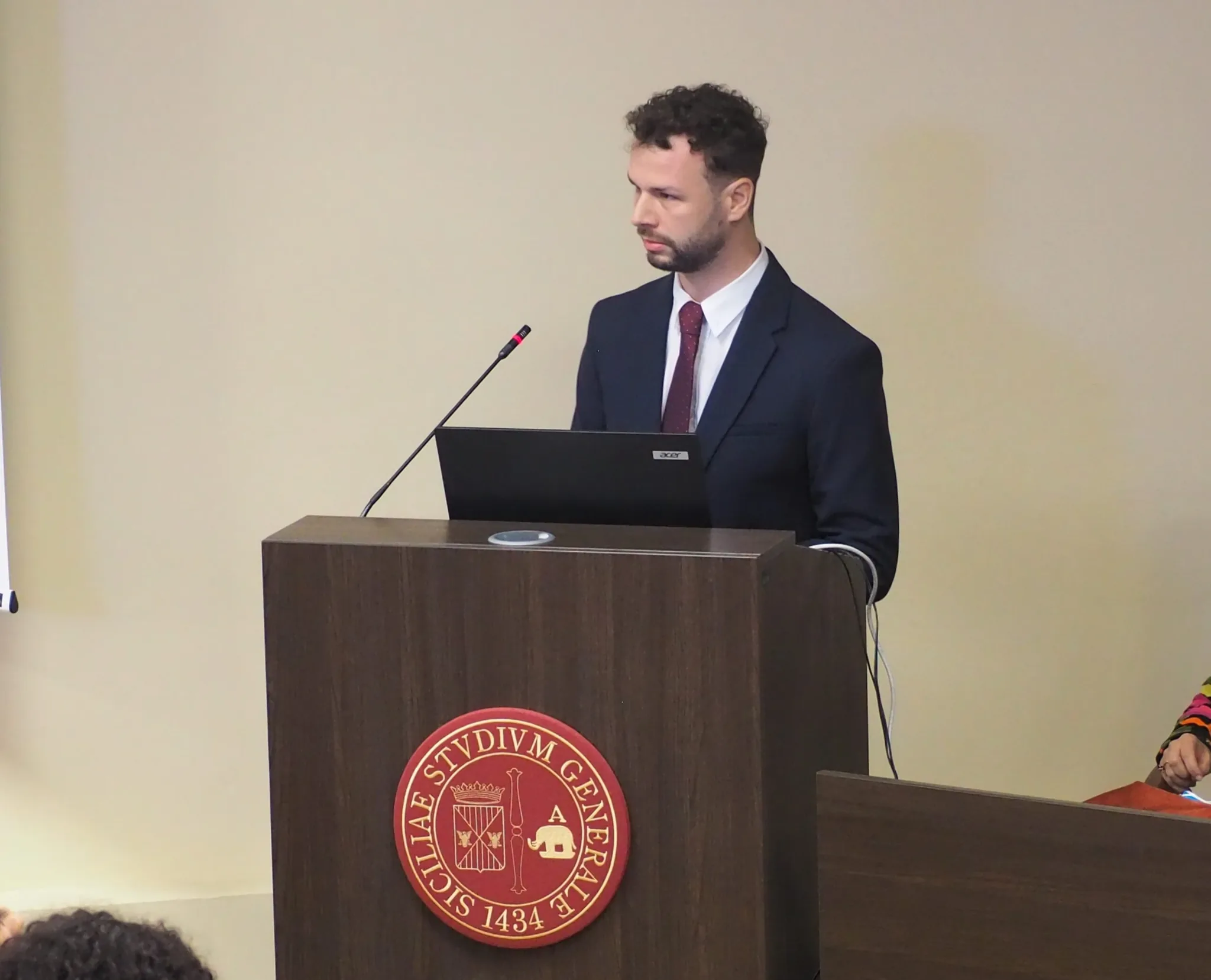 Federico Puglisi, fisioterapista a Vienna, durante una lezione universitaria